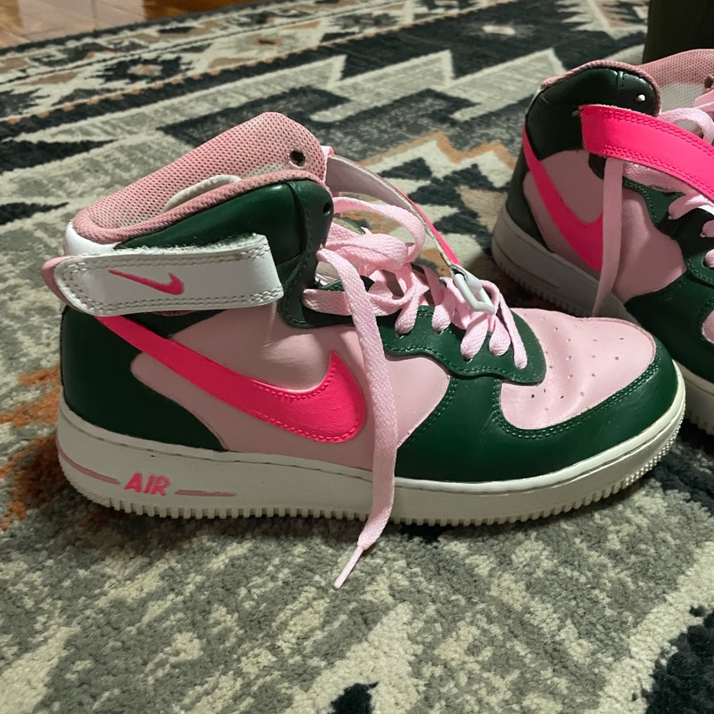 Hand Painted!!! Custom Nike High-Tops - Picture 3 of 5